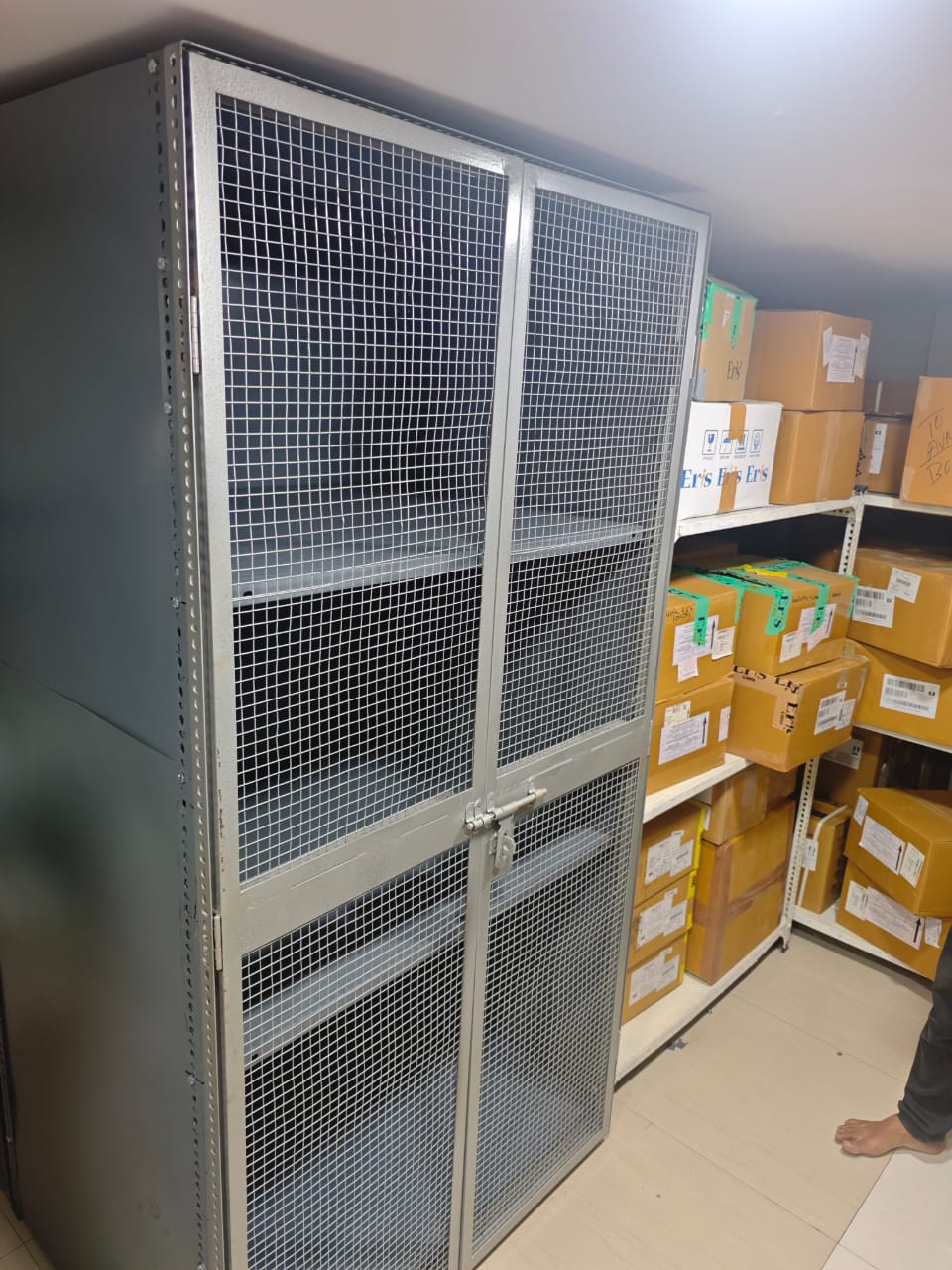 Storage racks Use in medical store
